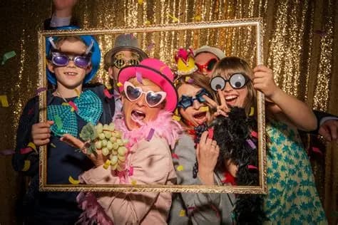 Groep vrienden met confetti en een fotolijst